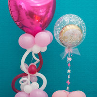zwei Ballonarrangements aus rosaroten und weißen Ballons