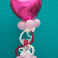 Ballonarrangement aus pinkem Herzen mit kleineren rosa-weißen Ballons