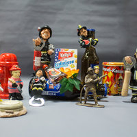 Geschenkarrangement mit kleinen Feuerwehrmännerfiguren und Knabbergebäck