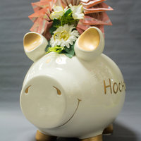weißes Sparschwein Deko aus gefaltenen Geldscheinen und Blumenschmuck