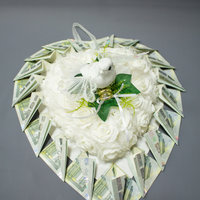 herzförmiges Hochzeitsgeschenk aus kleinen weißen Rosen mit kleinem weißem Vogel und Umrahmung aus Geldscheinen