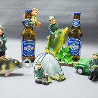 Geschenkarrangement mit kleinen Fischerfiguren und Bierflaschen
